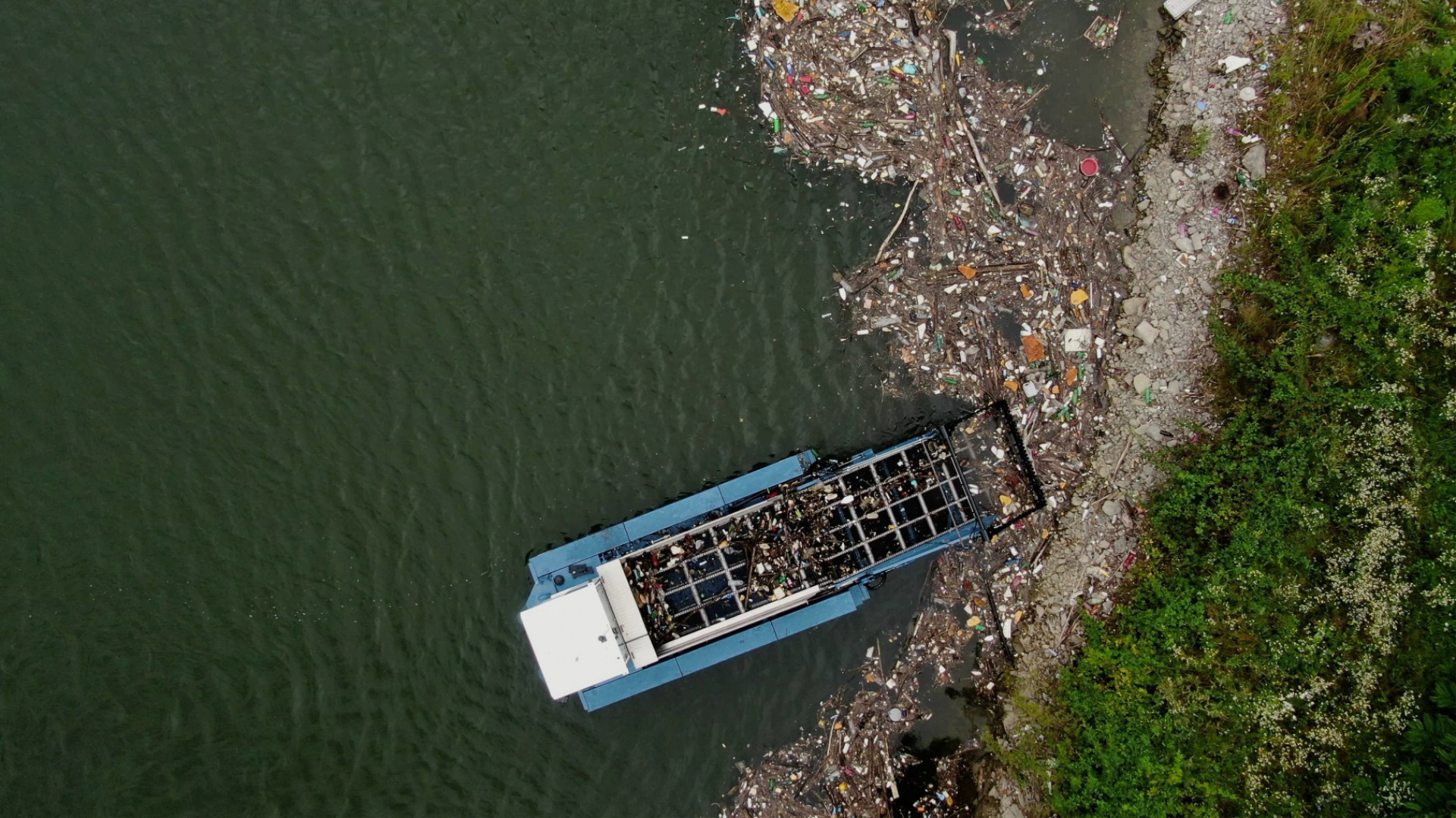 Gemeinsam im Einsatz gegen Plastikmüll in Thailands Flüssen